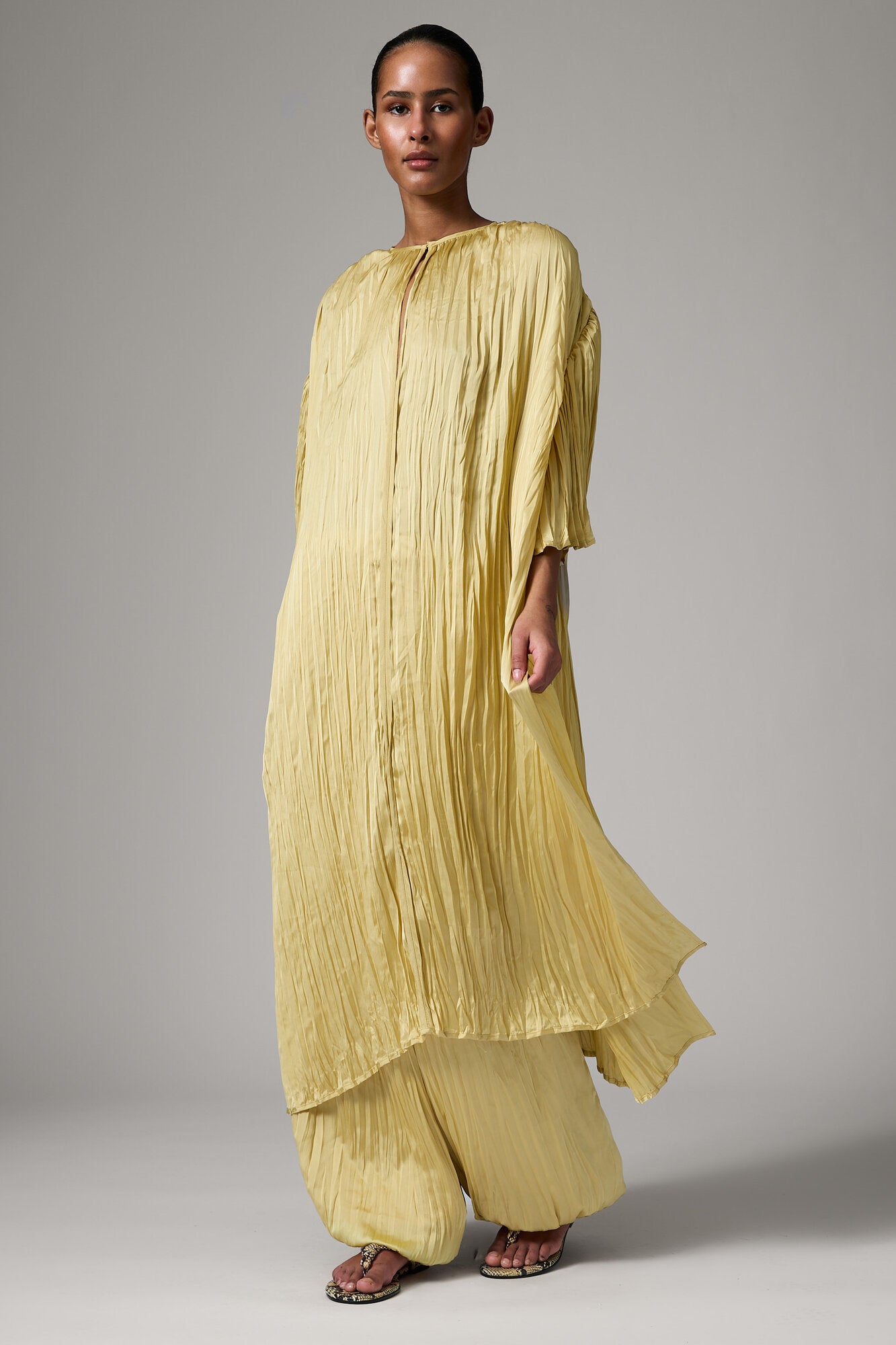 Aruna midikjole - Crinkled Surface